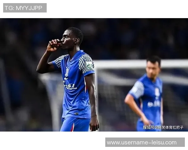 申花主帅斯卢茨基现场观战德约科维奇比赛享受偷闲时光